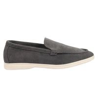 Mocassins masculinos de camurça cinza, modelo slip-on, confortáveis e sem fecho.