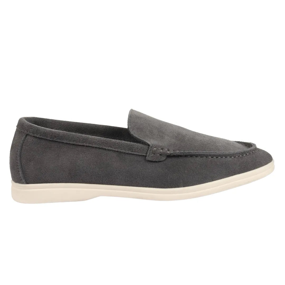 Mocassins masculinos de camurça cinza, modelo slip-on, confortáveis e sem fecho.