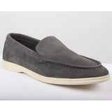 Mocassins masculinos de camurça cinza, modelo slip-on, confortáveis e sem fecho.