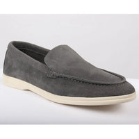 Mocassins masculinos de camurça cinza, modelo slip-on, confortáveis e sem fecho.