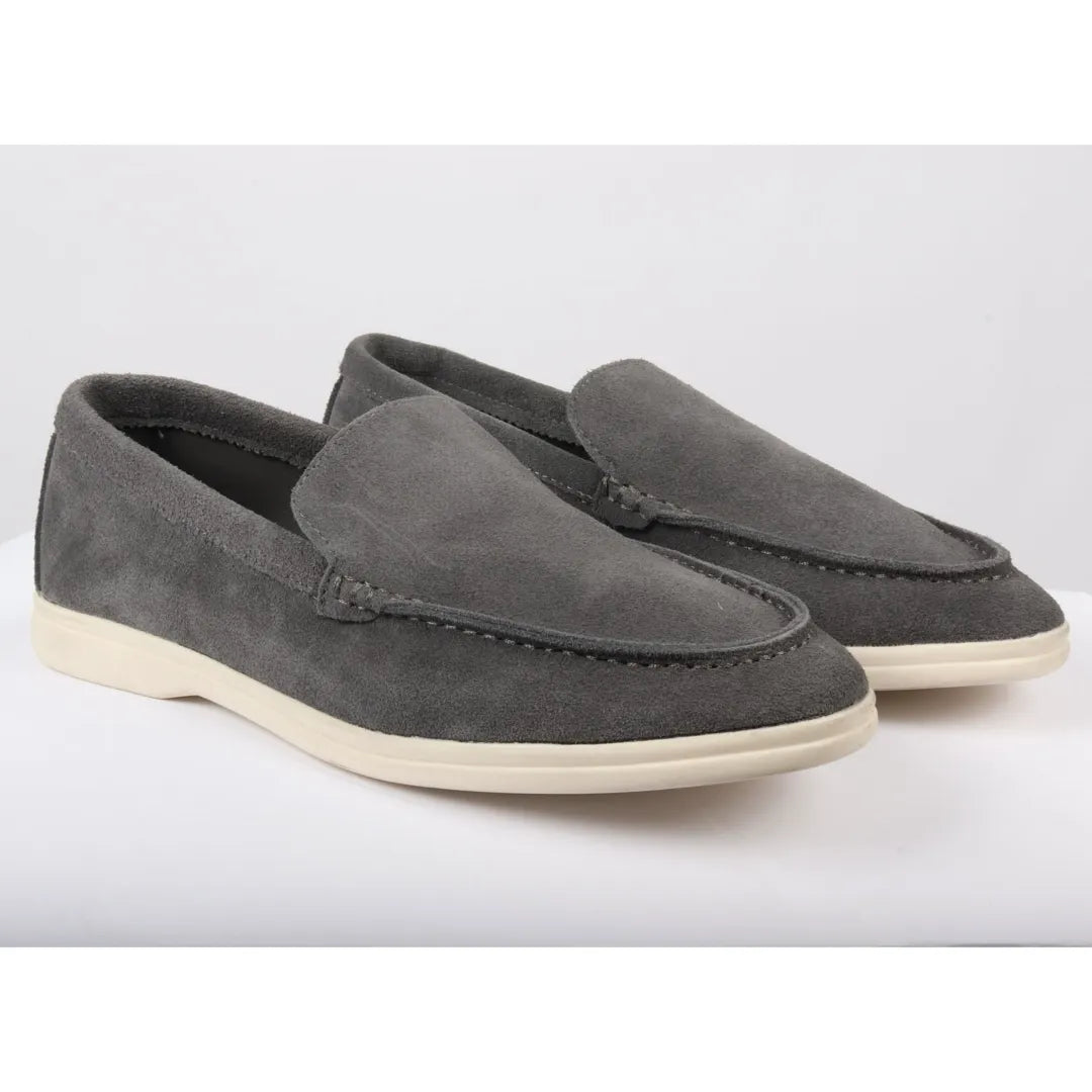 Mocassins masculinos de camurça cinza, modelo slip-on, confortáveis e sem fecho.