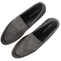 Mocassins masculinos de camurça cinza, modelo slip-on, confortáveis e sem fecho.