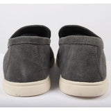 Mocassins masculinos de camurça cinza, modelo slip-on, confortáveis e sem fecho.
