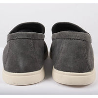 Mocassins masculinos de camurça cinza, modelo slip-on, confortáveis e sem fecho.