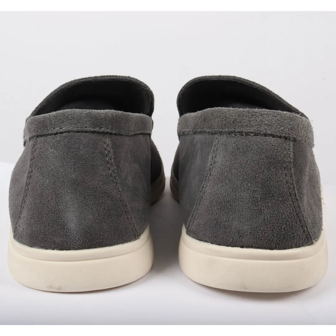 Mocassins masculinos de camurça cinza, modelo slip-on, confortáveis e sem fecho.