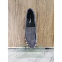 Mocassins masculinos de camurça cinza, modelo slip-on, confortáveis e sem fecho.