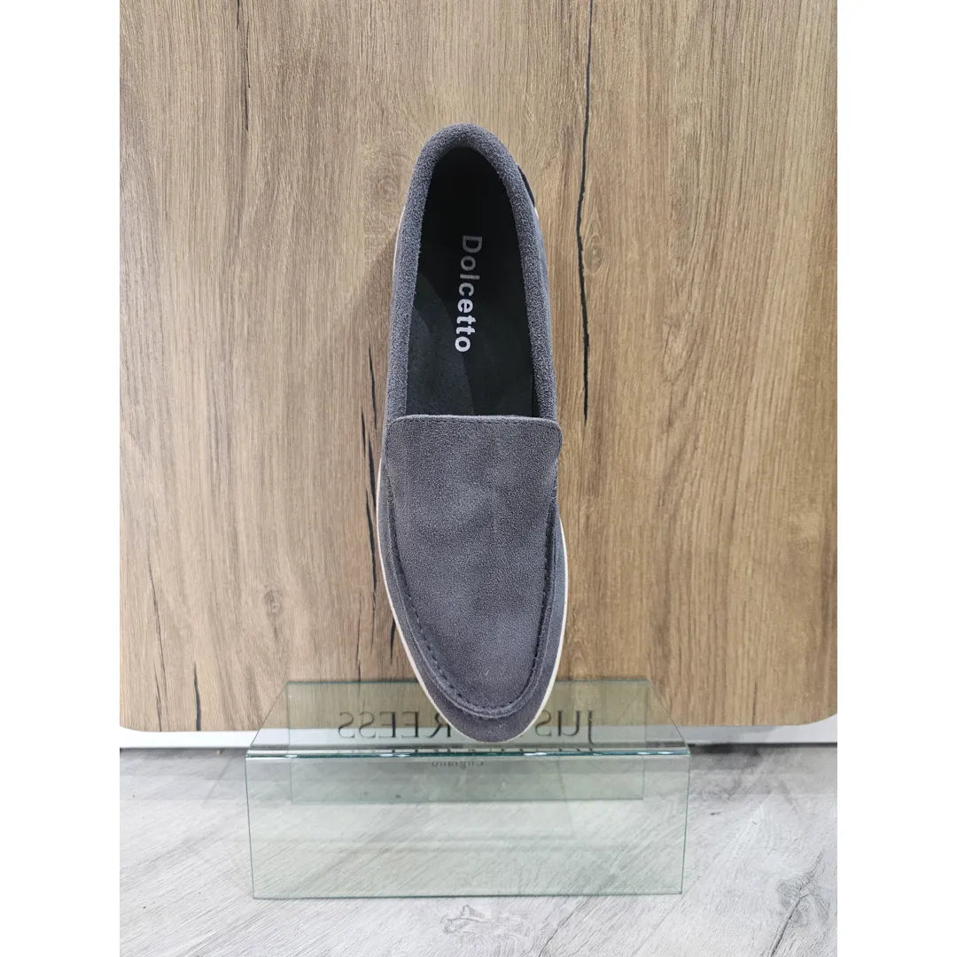 Mocassins masculinos de camurça cinza, modelo slip-on, confortáveis e sem fecho.