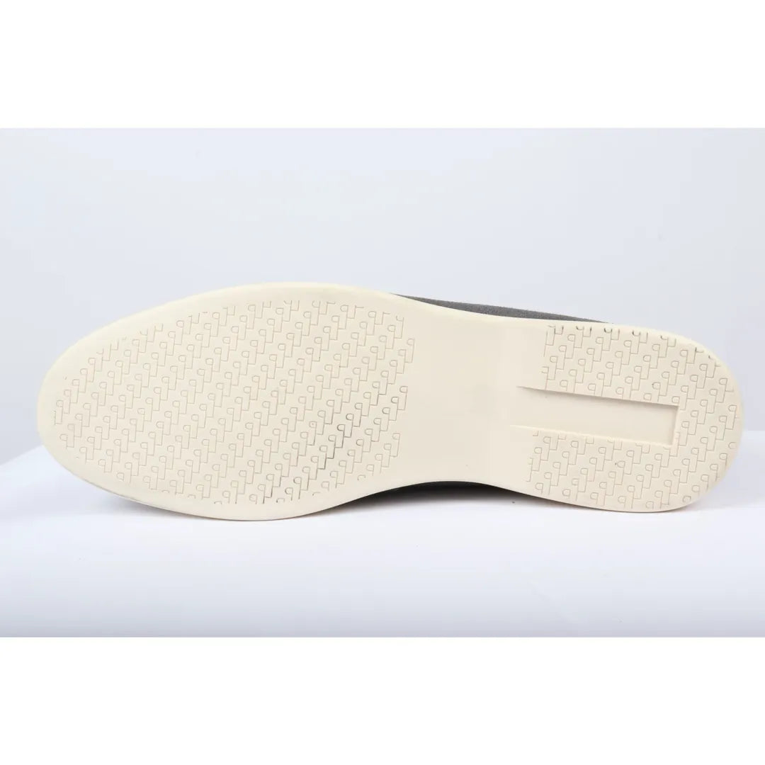 Mocassins masculinos de camurça cinza, modelo slip-on, confortáveis e sem fecho.