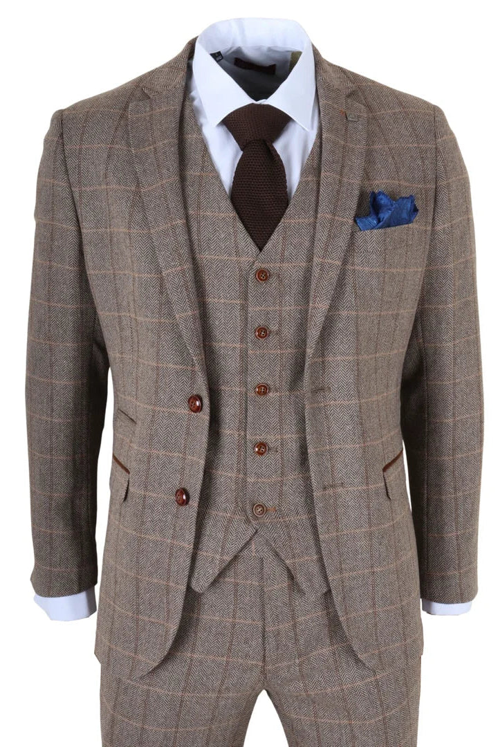 Terno xadrez marrom com camisa branca, gravata marrom e lenço de bolso azul sobre fundo branco.