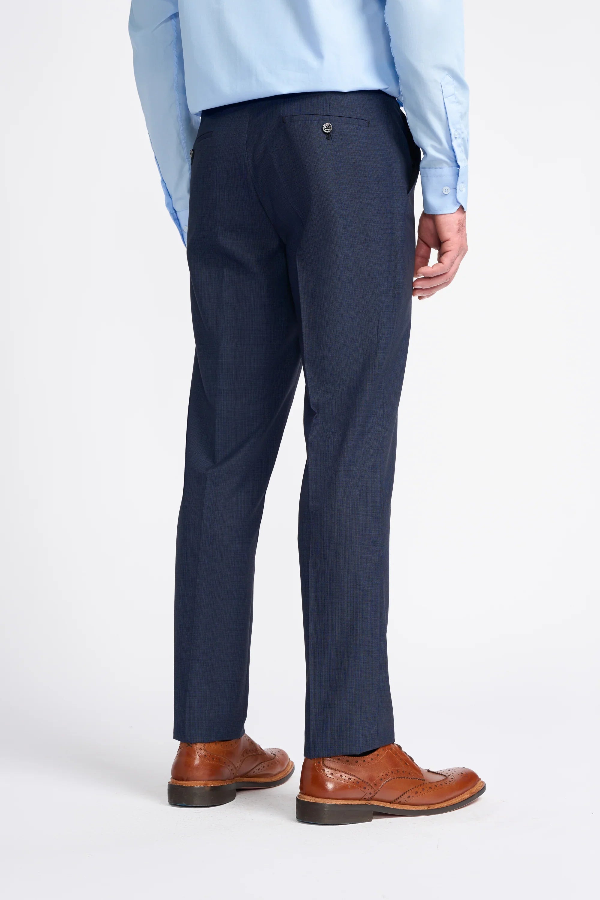 Terno masculino azul-marinho de corte sob medida