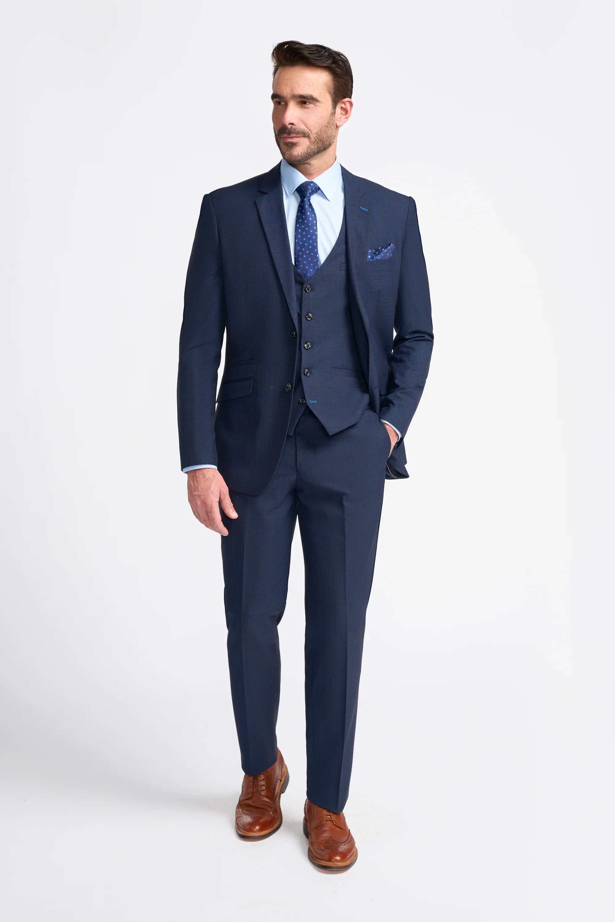Terno masculino azul-marinho de corte sob medida