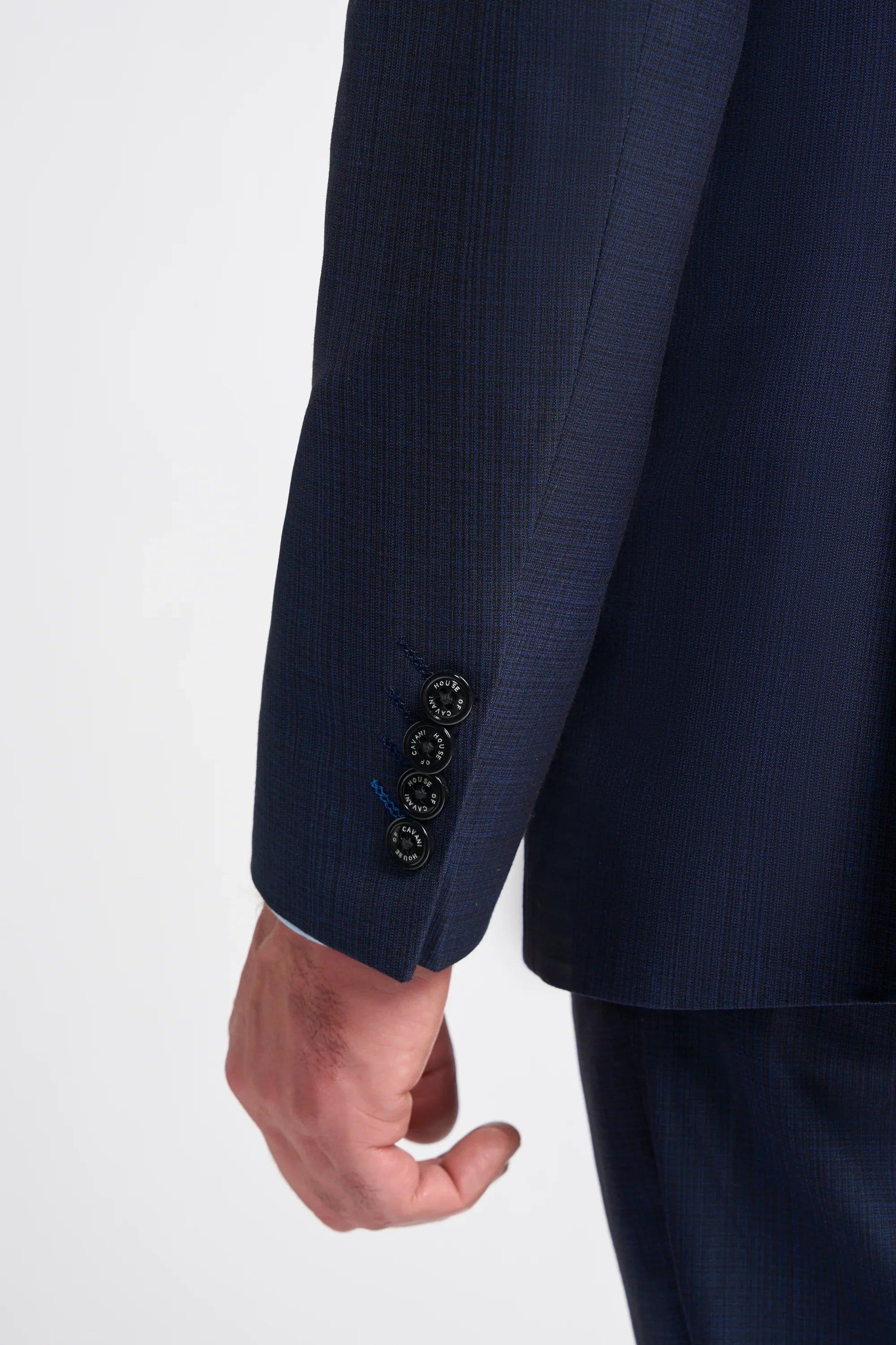 Terno masculino azul-marinho de corte sob medida
