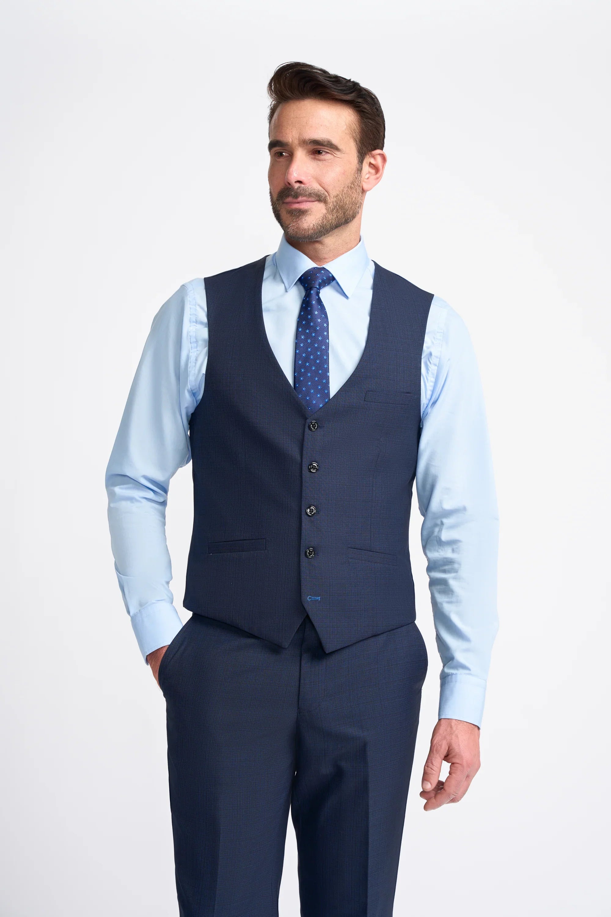 Terno masculino azul-marinho de corte sob medida