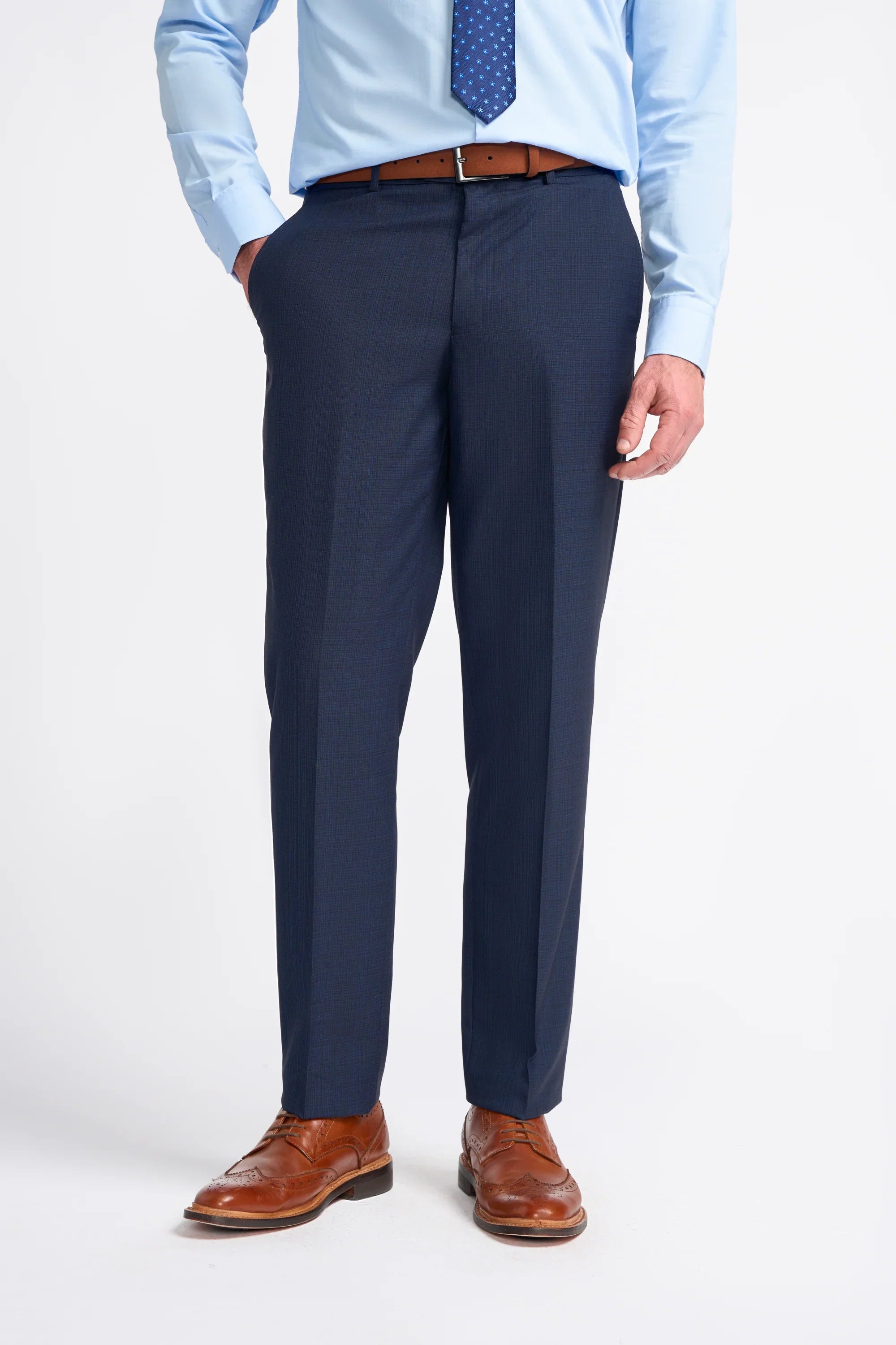 Terno masculino azul-marinho de corte sob medida