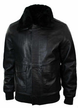 Jaqueta de aviador estilo bomber masculina em couro com gola de pele verdadeira, nas cores preto e marrom.