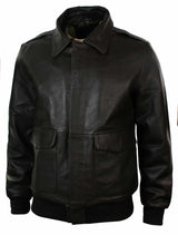 Jaqueta de aviador estilo bomber masculina em couro com gola de pele verdadeira, nas cores preto e marrom.