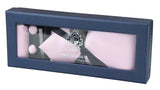 Conjunto de presente em cetim de seda rosa com gravata, lenço de bolso, abotoaduras e cetim brilhante.
