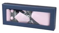 Conjunto de presente em cetim de seda rosa com gravata, lenço de bolso, abotoaduras e cetim brilhante.