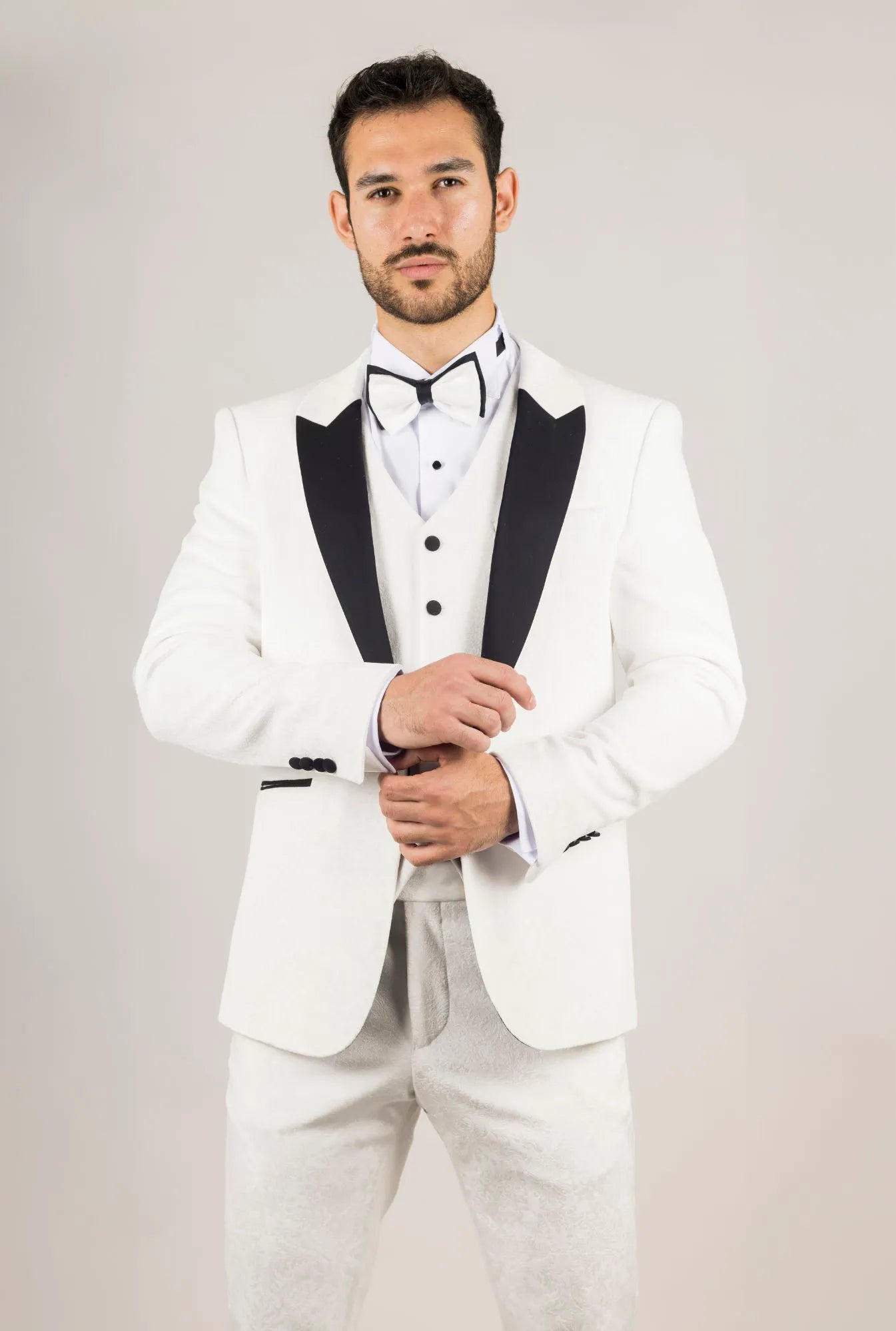 Smoking de casamento masculino AK-24 branco de três peças em veludo com lapelas pretas.