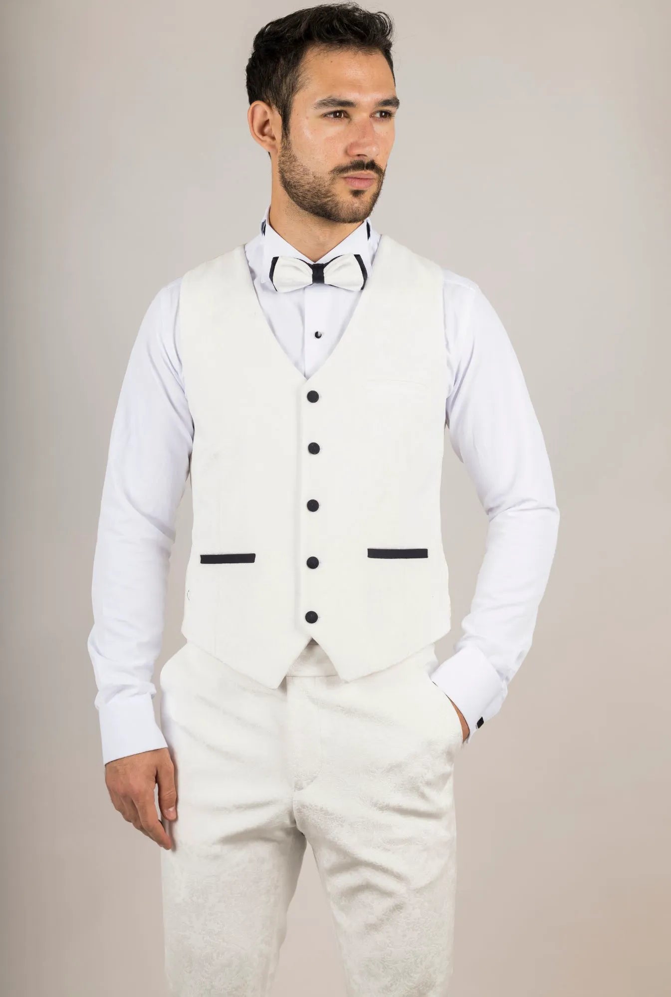 Smoking de casamento masculino AK-24 branco de três peças em veludo com lapelas pretas.