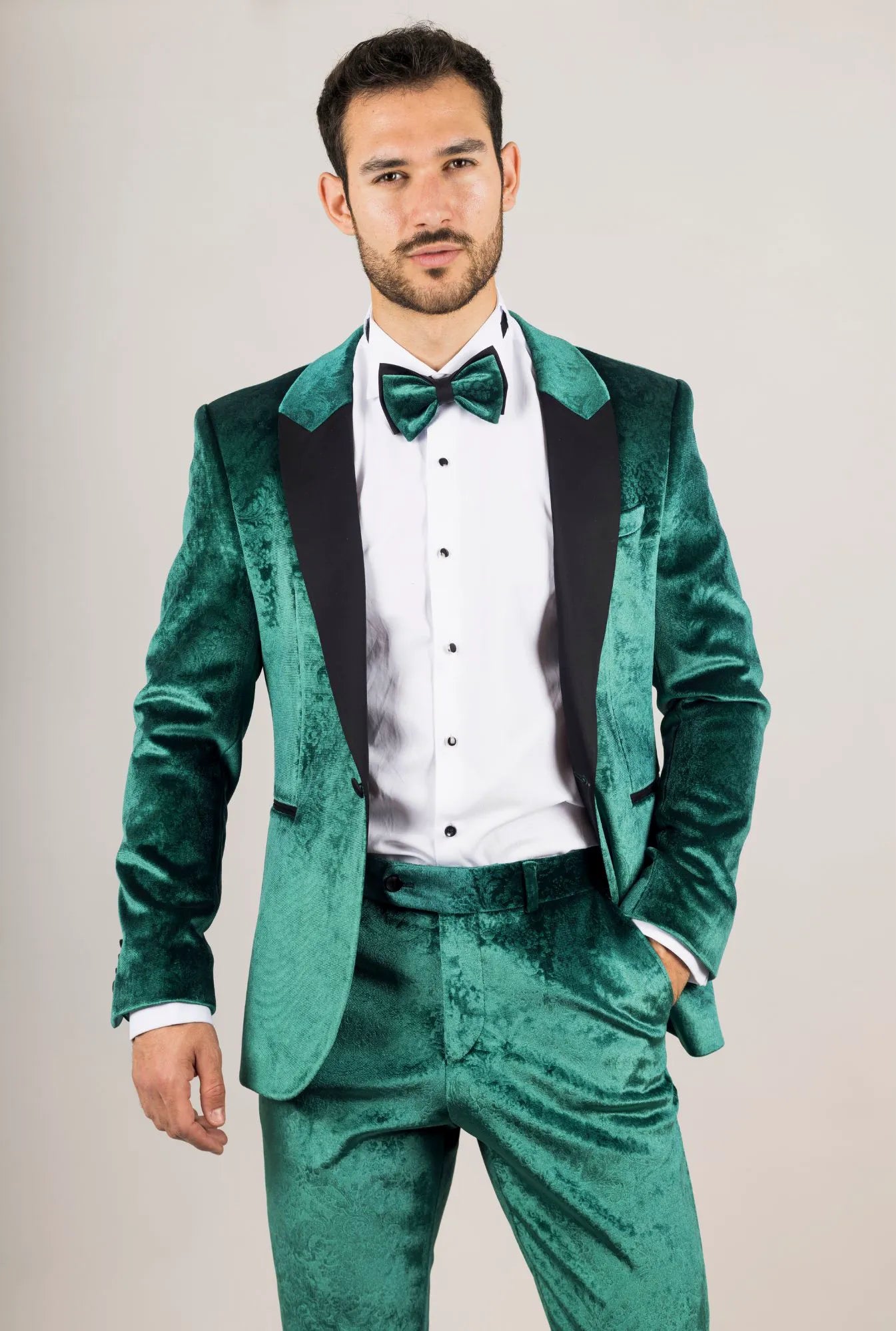 Smoking de casamento masculino AK-25 verde esmeralda de três peças em veludo com lapelas pretas.