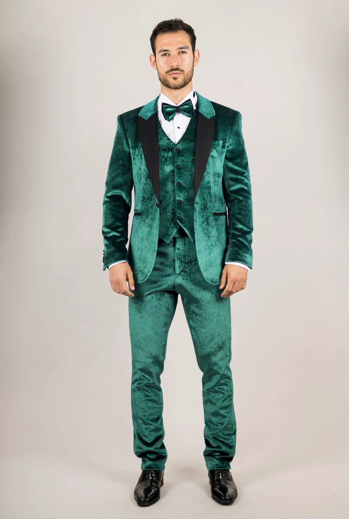 Smoking de casamento masculino AK-25 verde esmeralda de três peças em veludo com lapelas pretas.