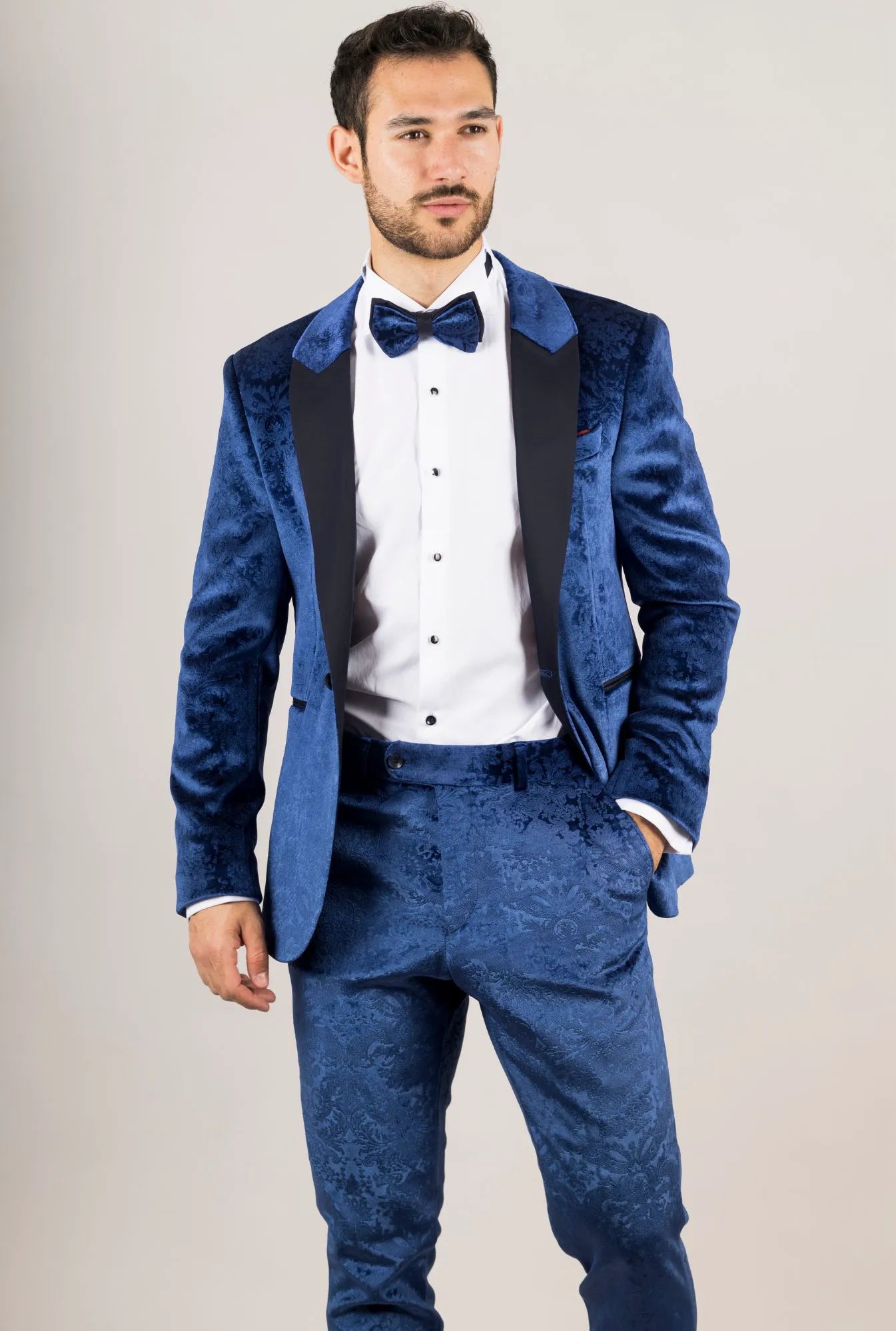 Smoking de casamento masculino AK-27 azul de três peças em veludo com lapelas de cetim preto.