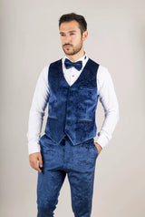 Smoking de casamento masculino AK-27 azul de três peças em veludo com lapelas de cetim preto.