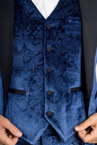 Smoking de casamento masculino AK-27 azul de três peças em veludo com lapelas de cetim preto.