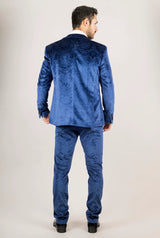 Smoking de casamento masculino AK-27 azul de três peças em veludo com lapelas de cetim preto.