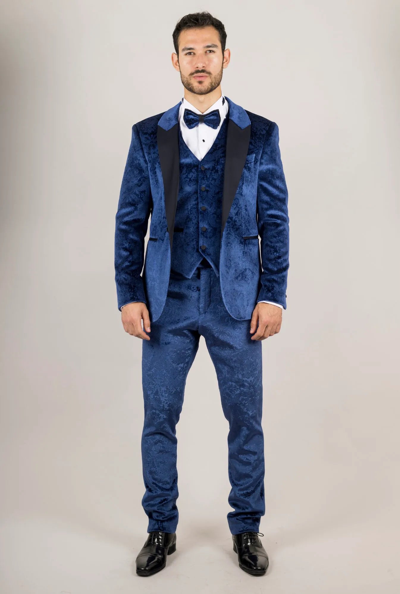Smoking de casamento masculino AK-27 azul de três peças em veludo com lapelas de cetim preto.