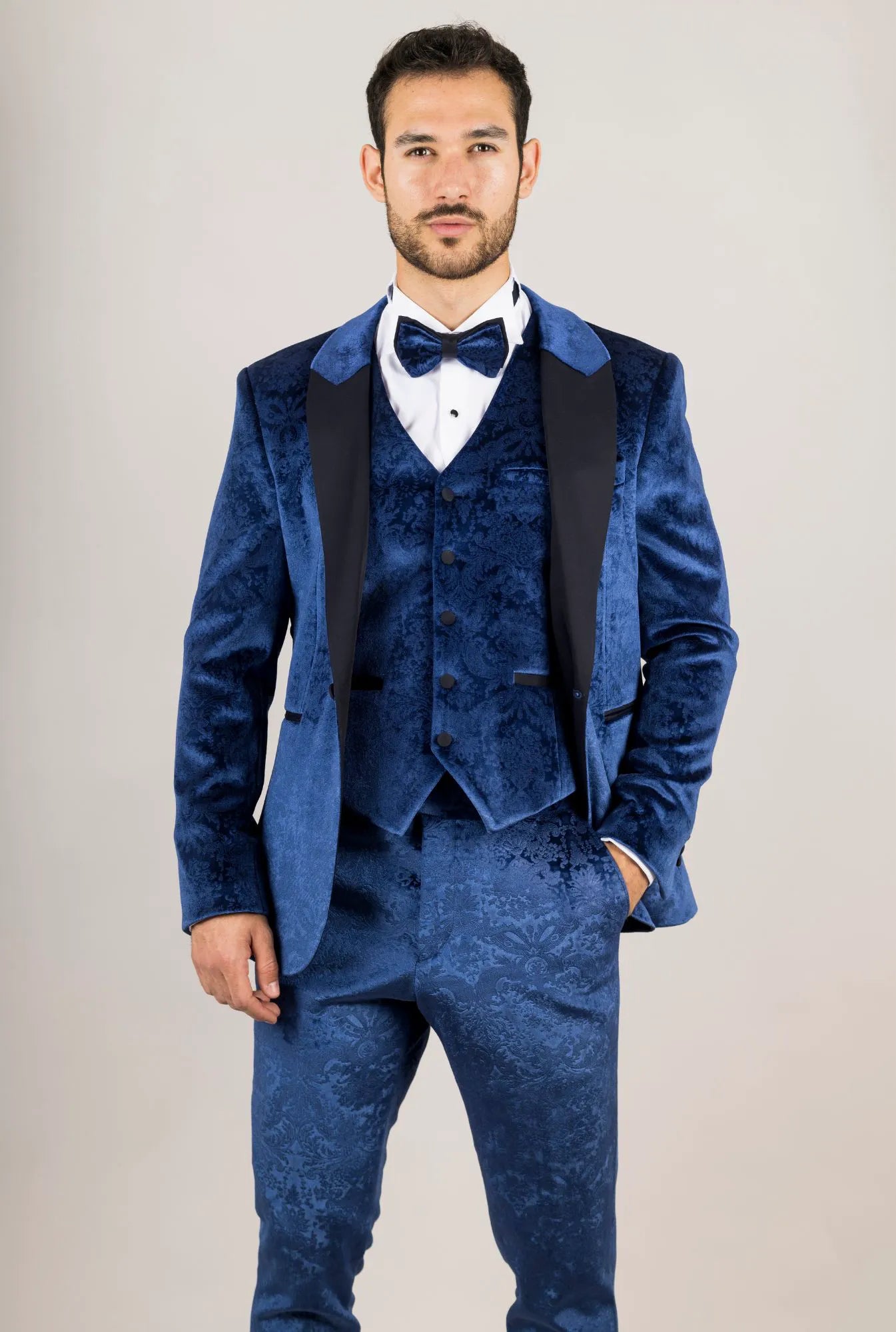 Smoking de casamento masculino AK-27 azul de três peças em veludo com lapelas de cetim preto.