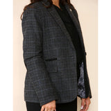 Terno feminino cinza com blazer xadrez de tweed