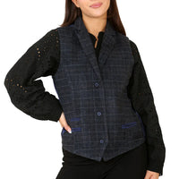 Conjunto feminino com colete xadrez tweed azul.