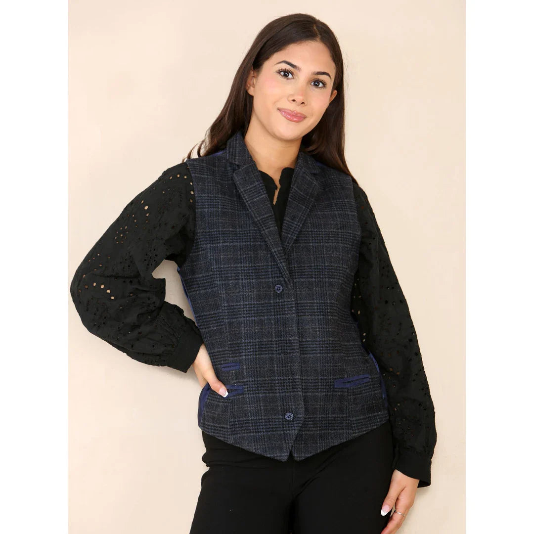 Conjunto feminino com colete xadrez tweed azul.