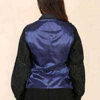 Conjunto feminino com colete xadrez tweed azul.