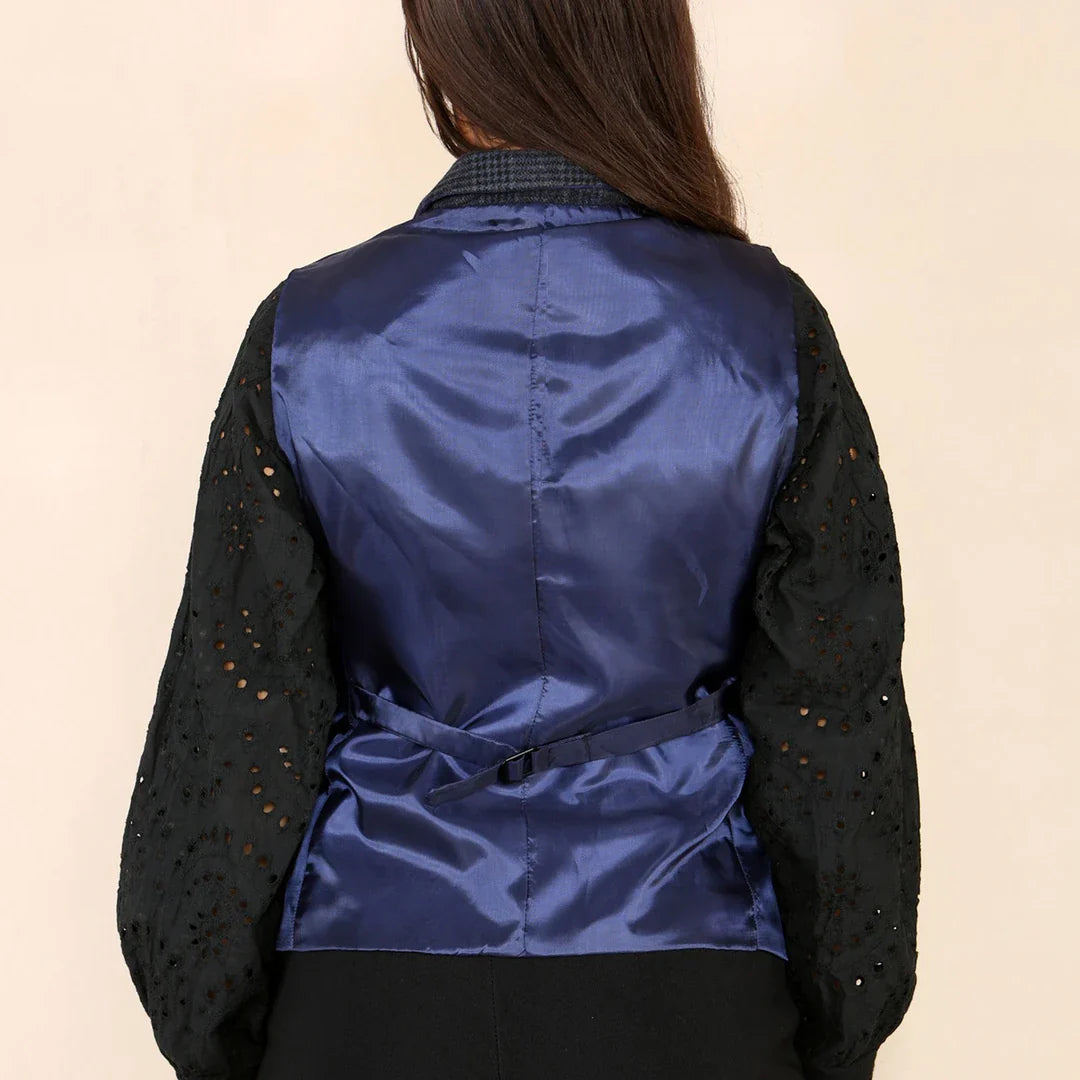 Conjunto feminino com colete xadrez tweed azul.