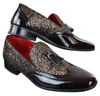 Sapatos masculinos elegantes para festa, com borlas brilhantes, nas cores vermelho, prata e preto, estilo slip-on, em couro envernizado.