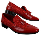 Sapatos masculinos elegantes para festa, com borlas brilhantes, nas cores vermelho, prata e preto, estilo slip-on, em couro envernizado.