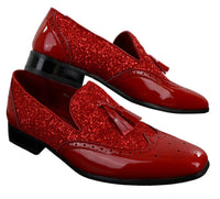 Sapatos masculinos elegantes para festa, com borlas brilhantes, nas cores vermelho, prata e preto, estilo slip-on, em couro envernizado.