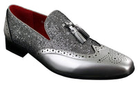 Sapatos masculinos elegantes para festa, com borlas brilhantes, nas cores vermelho, prata e preto, estilo slip-on, em couro envernizado.