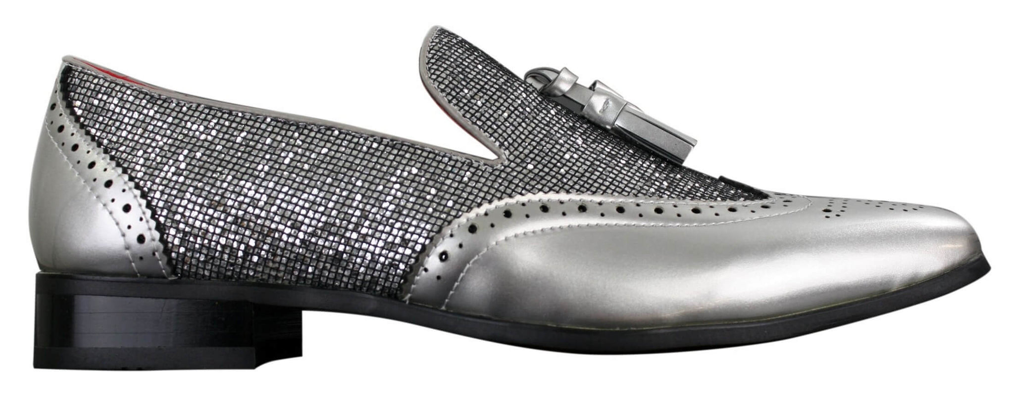 Sapatos masculinos elegantes para festa, com borlas brilhantes, nas cores vermelho, prata e preto, estilo slip-on, em couro envernizado.