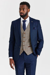 Terno Arthur Navy com colete contrastante Harris Brown em tweed.