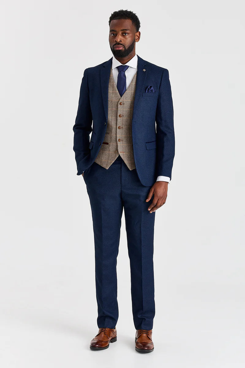 Terno Arthur Navy com colete contrastante Harris Brown em tweed.