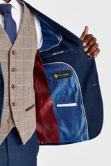 Terno Arthur Navy com colete contrastante Harris Brown em tweed.