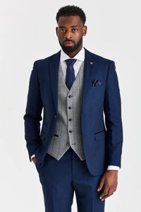Terno Arthur Navy com colete contrastante Harris em tweed cinza.