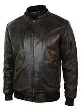 Jaqueta bomber masculina de couro marrom lavado com efeito desgastado, capuz removível e acolchoada.