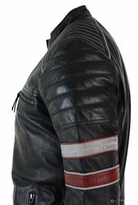 Jaqueta masculina de couro legítimo preta estilo motociclista com listras vermelhas e brancas. Modelagem casual.