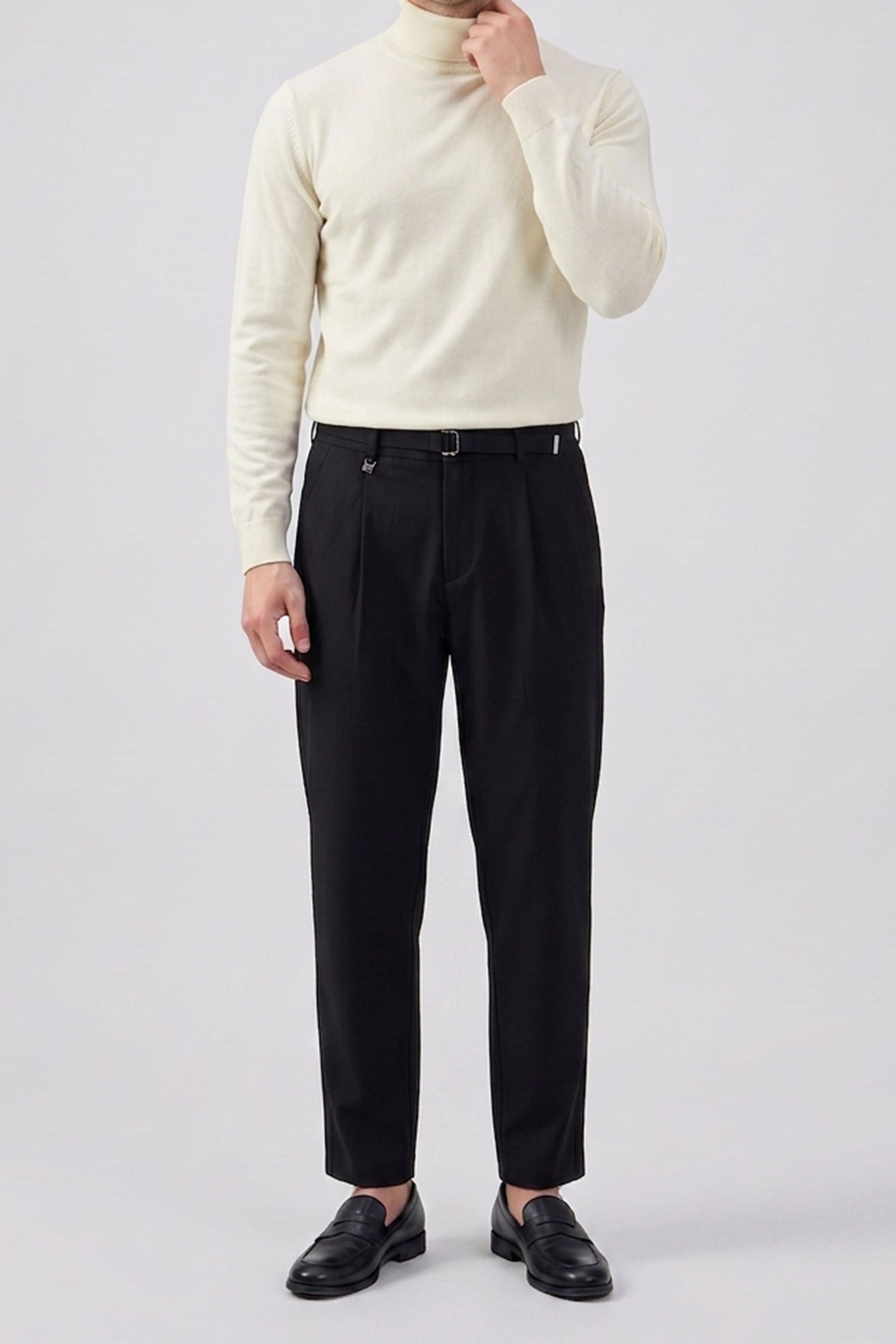 Suéter masculino de gola alta creme, em malha macia de viscose com mangas compridas.