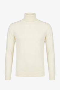 Suéter masculino de gola alta creme, em malha macia de viscose com mangas compridas.